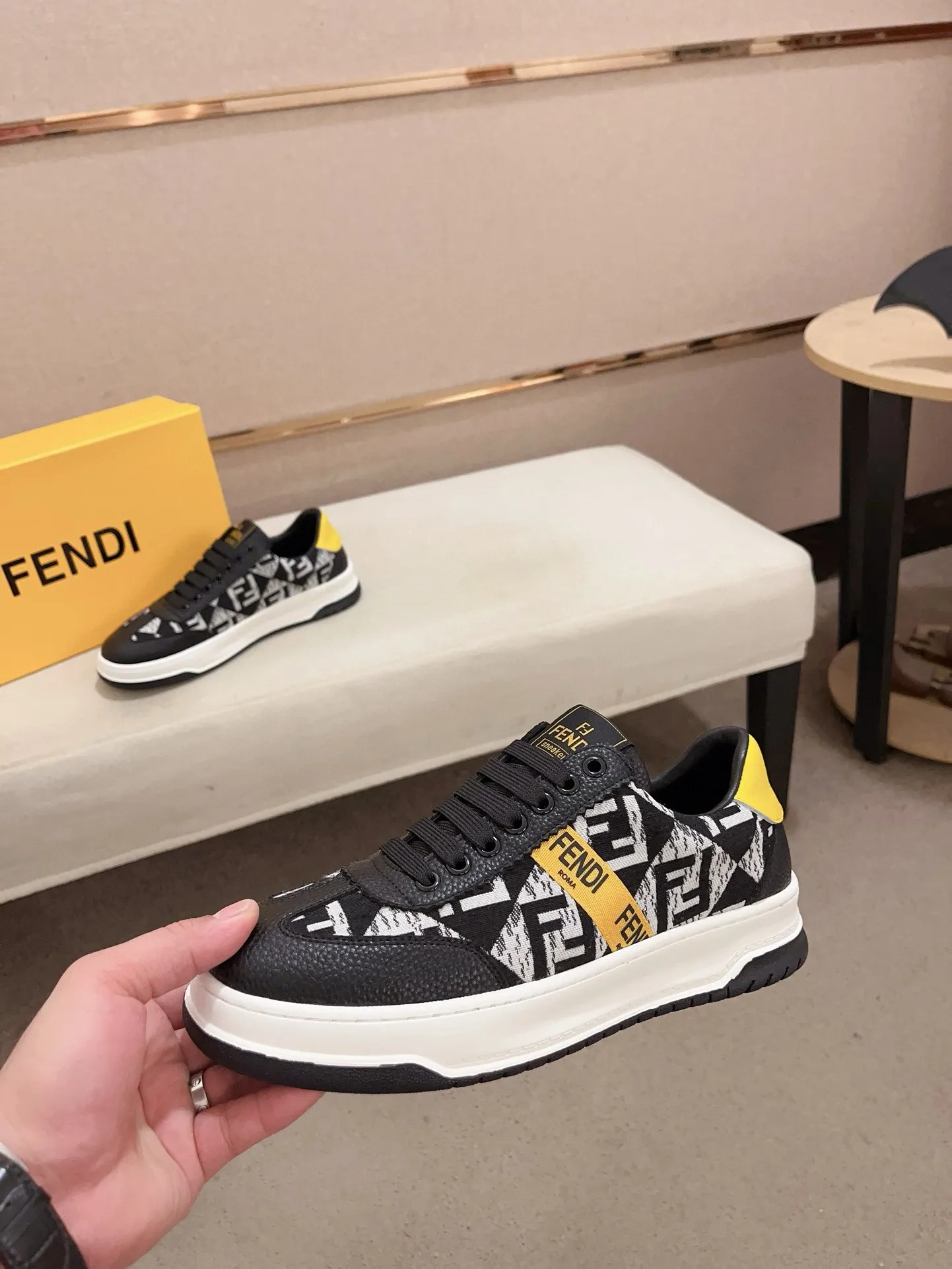Men's shoes💰: 400💰[Fendi] Fendi's latest casual shoes for men! Available at counters simultaneously! A one-to-one replica of the original. All imported official website one-to-one cowhide fabric. The interior is made of top-grade sheepskin, and the original factory-supplied rubber outsole is used. Leading new fashion concepts. Matching code: 38-44. (can be customized for 45 non-refundable)